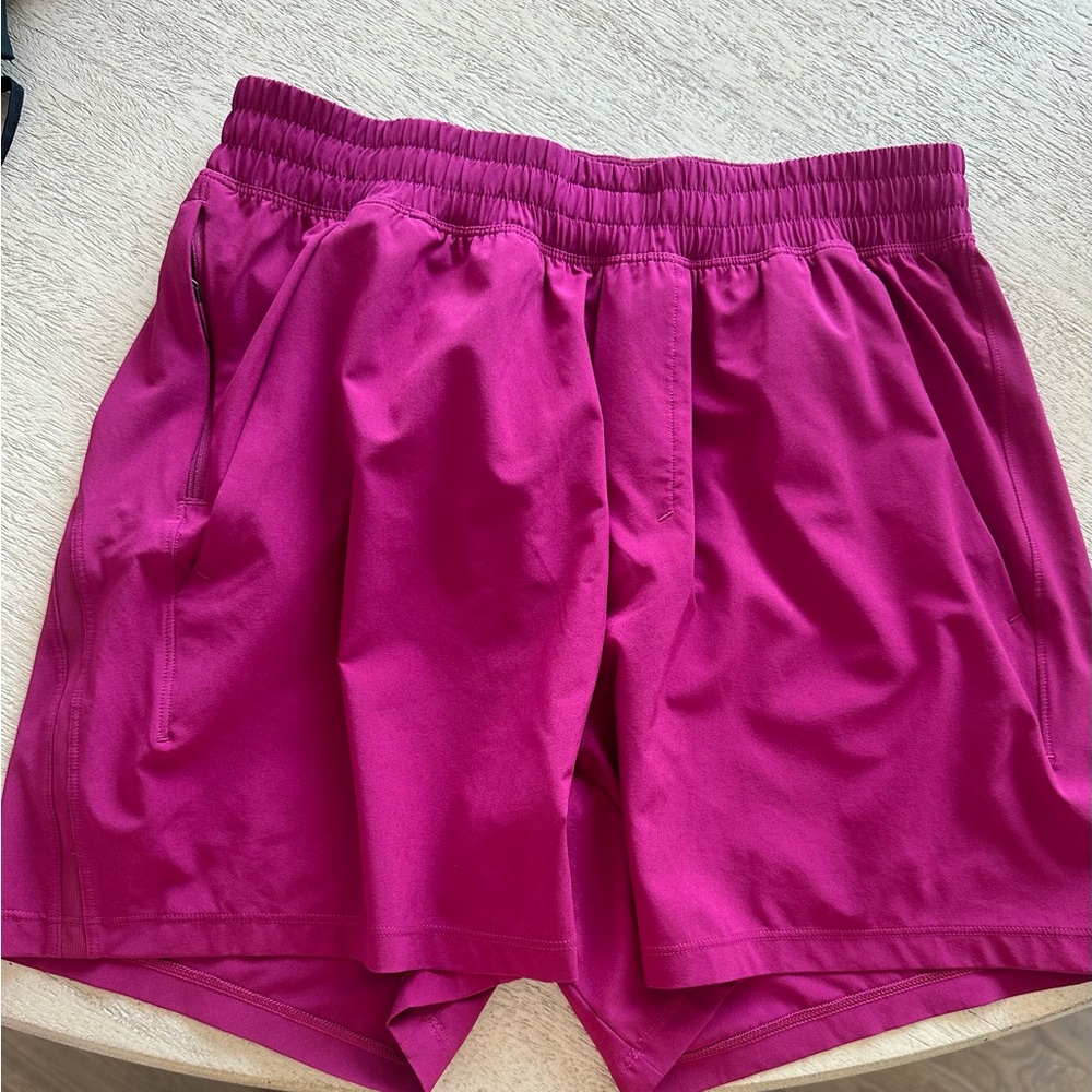 Men’s Lululemon Shorts
New/ never worn